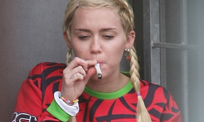 Miley Cyrus bị nghi ngờ hút cần sa trên đường phố Sydney