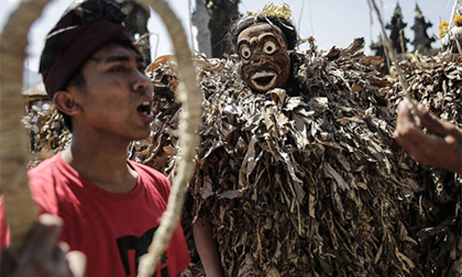 Nghi lễ sinh sản kỳ quái với trang phục lá chuối và phân