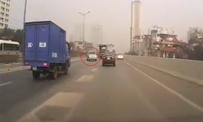 Ô tô đi ngược chiều khó tin giữa Thủ đô
