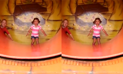 Bé thử độ gan với bánh xe quay vòng