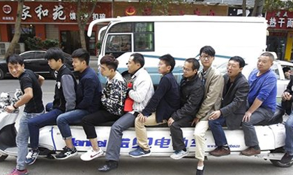 Chiếc xe đạp điện dài 4,7 mét chở được 11 người