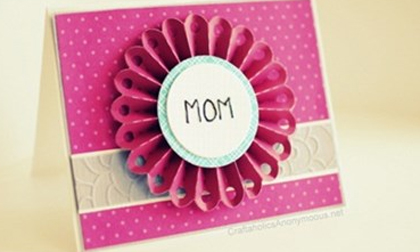 Dạy bé yêu cách làm bưu thiếp tặng mẹ ngày 20/10