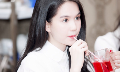 Ngọc Trinh rạng rỡ ngay cả với phong cách nữ sinh
