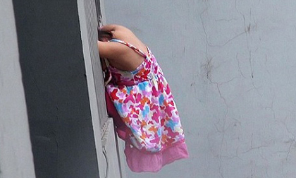 Hoảng hồn bé 5 tuổi đu mình trên tầng 15 của tòa nhà