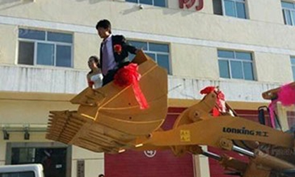 Chú rể gây sốc với màn rước dâu bằng... một đoàn máy xúc