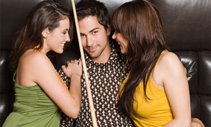 Chồng đẹp trai tài giỏi quá cũng khổ