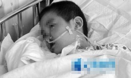 Bố 'phê' thuốc phiện, ép con trai uống nửa bình thuốc trừ sâu