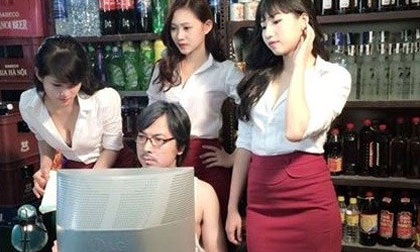 Ảnh Giáo sư Xoay được dàn gái đẹp vây quanh gây 'sốt'