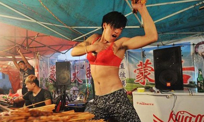 Chủ cửa hàng mặc 'áo bé' nhảy cực 'sung' để hút khách