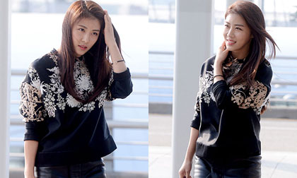 'Hoàng hậu Ki' diện váy da trẻ trung và cá tính ở sân bay