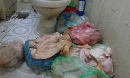 Choáng váng quy trình xử lý nguyên liệu chế biến nem tai, giò tai trong nhà vệ sinh