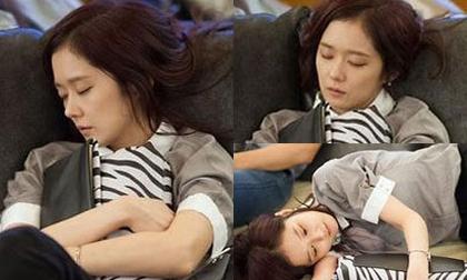 Cười lăn lộn với muôn kiểu ngủ 'bá đạo' của sao châu Á