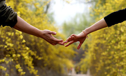 'Em có thể quay lại nhìn tôi một lần được không?'