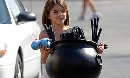 Bé Suri hào hứng đi sắm đồ Halloween 