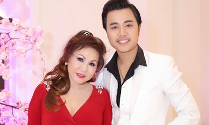 Bồ tỷ phú diện váy đỏ rực, e ấp bên Vũ Hoàng Việt