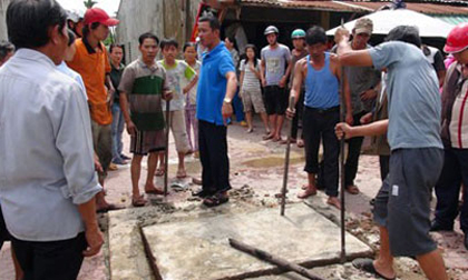 Bé trai thoát chết sau khi chìm 5 phút dưới cống