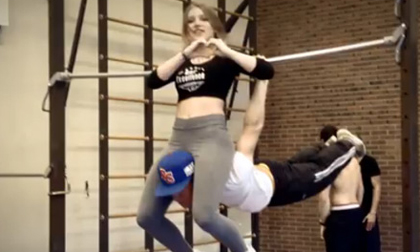 Động tác ''trao nhau tình yêu'' qua thể dục đường phố