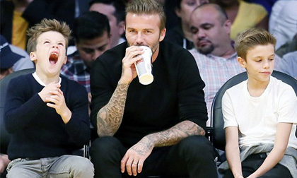 Con trai Becks ngồi ngáp dài khi đi xem bóng rổ