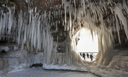 Động băng tuyệt đẹp bên hồ nước ngọt lớn nhất TG