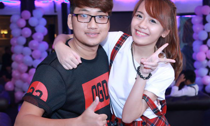 Quán quân SMĐH Hà Minh Tiến đến chúc mừng ca sĩ đàn em