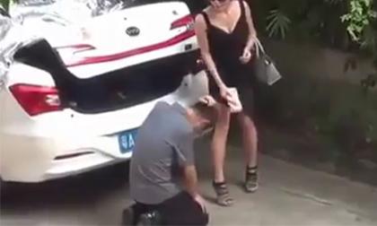 Chàng trai bị bạn gái 'dằn mặt' ngay trên phố