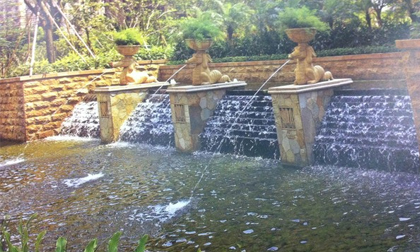 Trang trí không gian sân vườn độc đáo bằng... nước