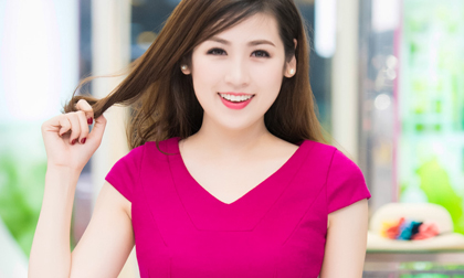 Á hậu Tú Anh thay bốn bộ váy trong một sự kiện
