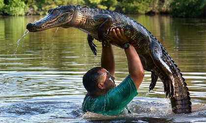 Chàng trai nhấc bổng cá sấu 200 kg dưới đầm lầy