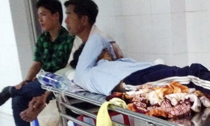 Người cha cắt gân tay bên xác con không trò chuyện với ai