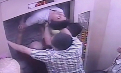 Tự đập tường giải thoát khỏi thang máy mắc kẹt