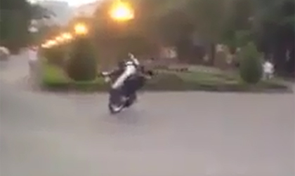 Rợn người quái xế bốc đầu trên phố