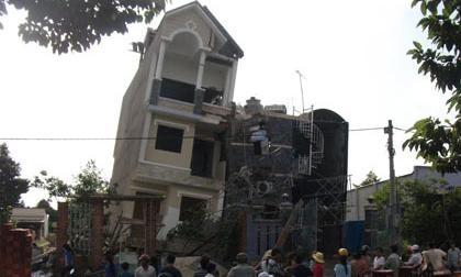 Nhà 3 tầng bỗng dưng đổ nghiêng, 10 người thoát chết