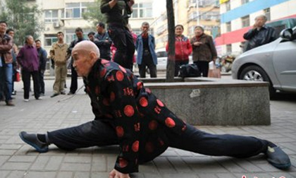 Sốc với cụ ông 96 tuổi có khả năng uốn dẻo phi thường