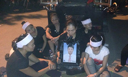 Nạn nhân chết tại nhà nghỉ: Người nhà mang quan tài “diễu phố”