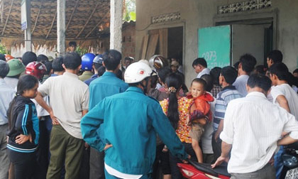 Hai con nhỏ khóc ngất bên thi thể mẹ treo cổ tự tử