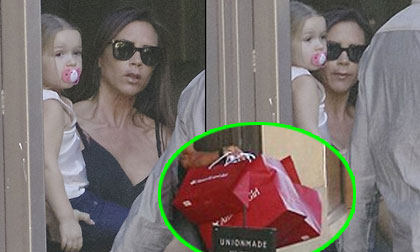 Victoria sắm hàng loạt đồ chơi mới cho con gái yêu