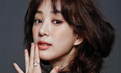 Jung Ryeo Won thu hút ánh nhìn trên tạp chí