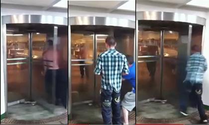 Nghịch dại với cửa xoay