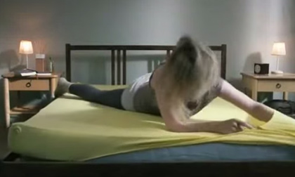 Chết cười cô gái đánh vật trên giường