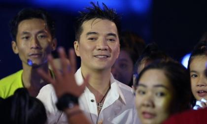 Đàm Vĩnh Hưng 'đội mưa' quay MV cùng fans ở 3 miền