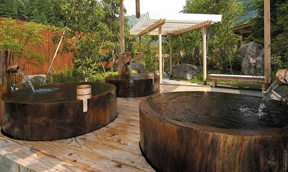 Bồn tắm lộ thiên đơn giản mà quyến rũ theo phong cách Nhật Bản