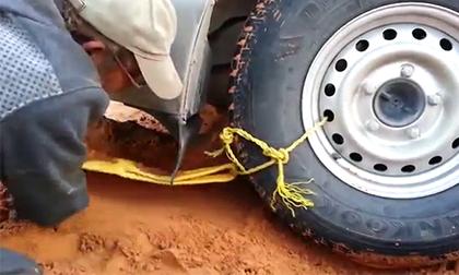 Cách hay khi ô tô bị sa lầy