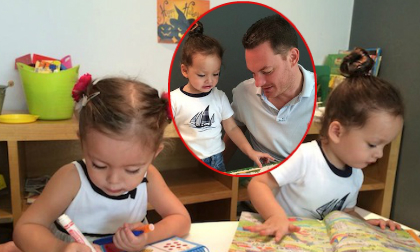 Cặp song sinh nhà Hồng Nhung say sưa học bài cùng bố