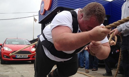 Kỷ lục dùng tay không kéo lê 14 ô tô trên quãng đường 5,53m