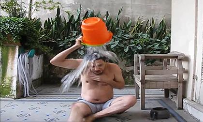 Thanh niên giãy giụa sau màn dội nước nóng