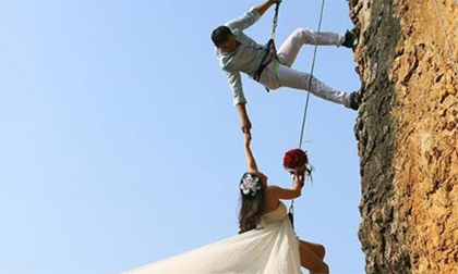 Chụp ảnh cưới giữa vách núi cao 20m