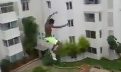 Cú nhảy liều lĩnh của chàng trai