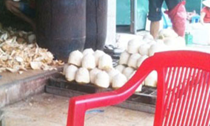 Làm trắng dừa xiêm bằng hóa chất và thuốc tẩy nhà vệ sinh