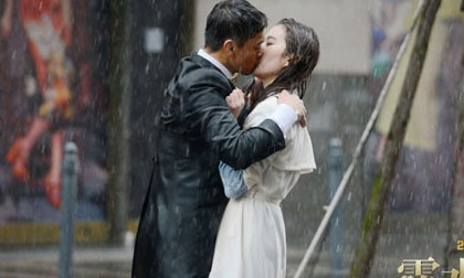 Lưu Diệc Phi bị 'tình cũ' cưỡng hôn dưới mưa