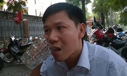 Người đàn ông nhai thủy tinh dễ như ăn kẹo